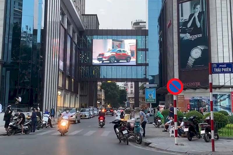 Theo thống kế của Nielsen, quảng cáo màn hình LED có tỷ lệ tiếp cận khách hàng cao hơn 60% so với hình thức quảng cáo ngoài trời truyền thống.
